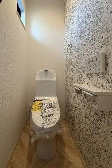 明石市魚住町清水のトイレ|床、壁紙がアクセント可愛いトイレで気分が上がります♪