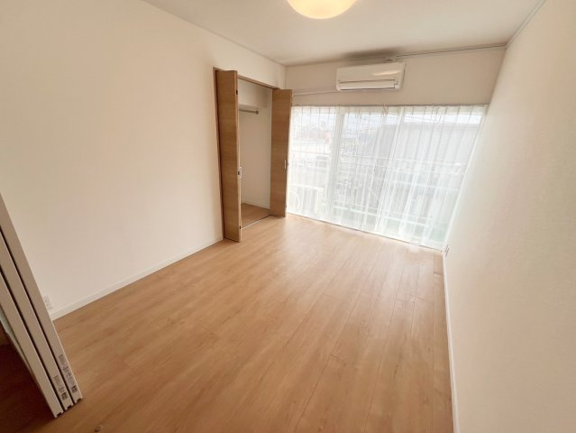 向陽ハイツ　302の洋室|6帖の洋室はリビングスペースにしたり、個人部屋にしたりと使い方は生活に合わせて活用できます♪