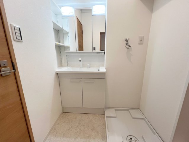 向陽ハイツ　302の独立洗面台|三面鏡の独立洗面台付き！収納多くいつでもスッキリ♪