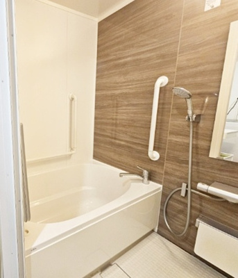 【浴室】 | ロイヤルコーポ朝霧 | 手すり付きのためお風呂も安心して入れます