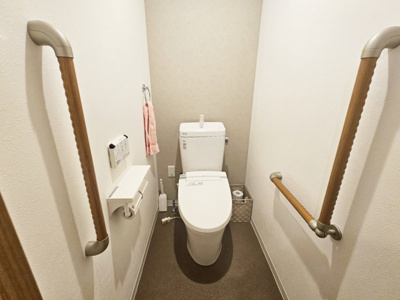 【トイレ】 | ロイヤルコーポ朝霧 | トイレには快適な温水洗浄便座付き