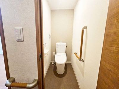 【トイレ】 | ロイヤルコーポ朝霧 | トイレには快適な温水洗浄便座付き