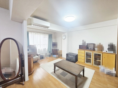 【居間・リビング】 | ロイヤルコーポ朝霧 | 14帖の南西向きの明るいリビング