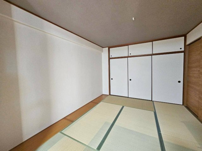 【和室】 | ロイヤルコーポ朝霧 | リビング横に和室。お子様のお昼寝スペースや来客スペースに最適です