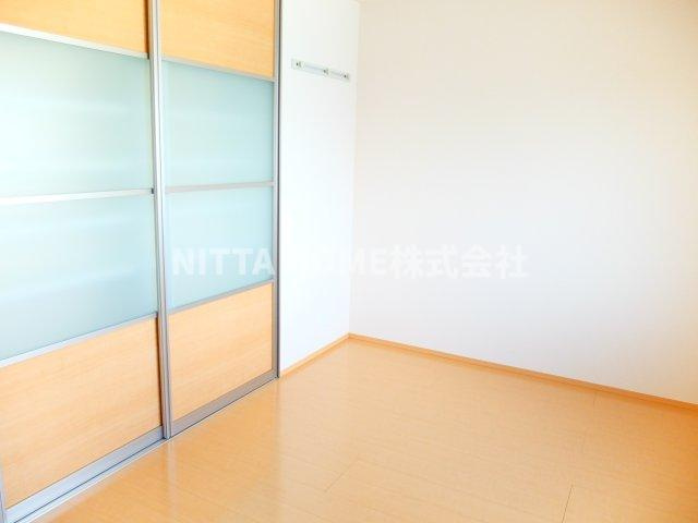 ロイヤルタウン篠山口Ａ棟の洋室|明るいフローリングに仕上がっています♪
