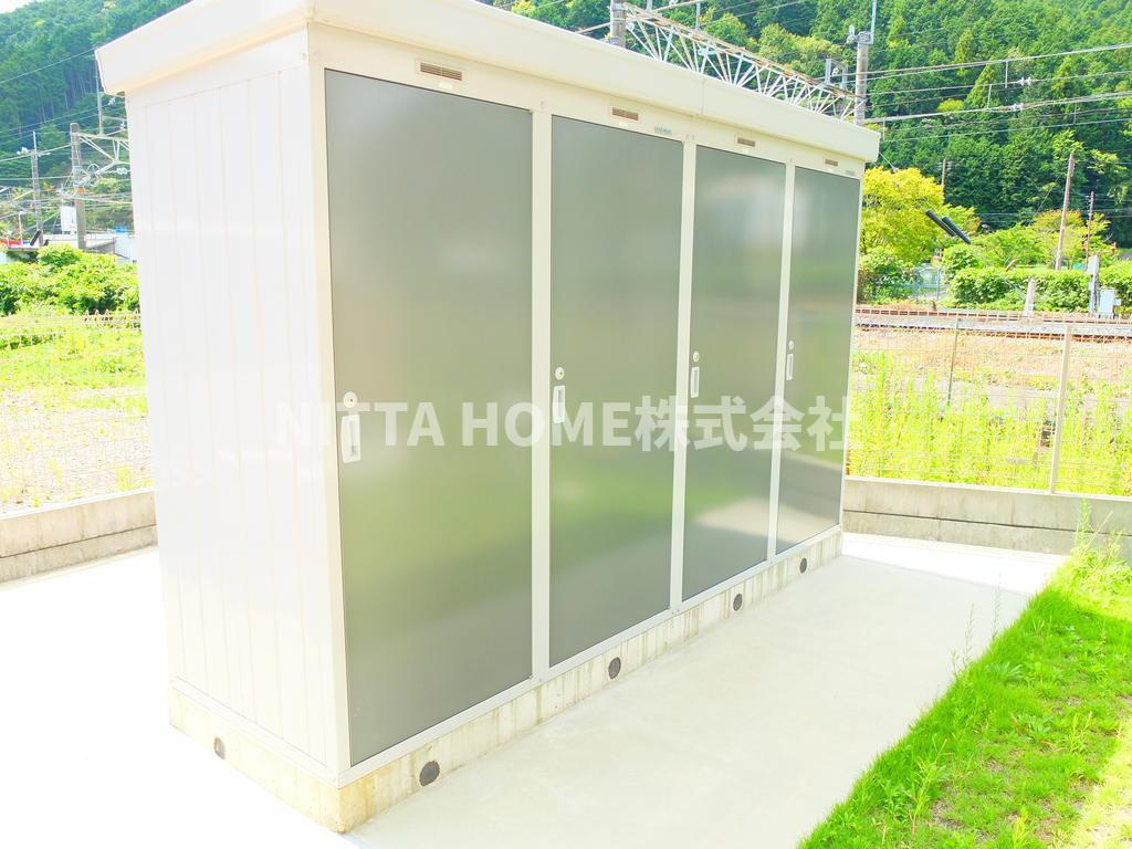 ロイヤルタウン篠山口Ａ棟のエントランス|外部物置が付いています◆