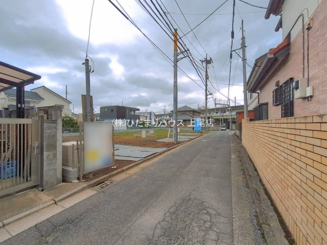 上尾市原市2322　新築戸建　ハートフルタウンAの前面道路含む現地写真
