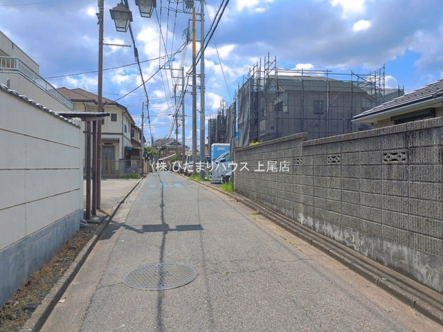 上尾市原市2322　新築戸建　ハートフルタウンAの前面道路含む現地写真