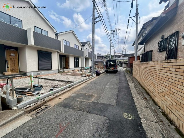 上尾市原市2322　新築戸建　ハートフルタウンAの前面道路含む現地写真