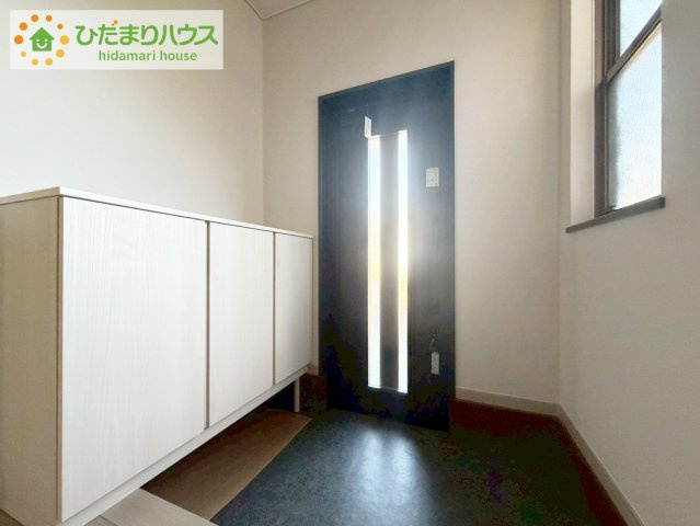 いわき市南台1丁目　中古戸建の玄関|毎日「行ってきます」「ただいま」をいう玄関は小窓付で、明るく光が差し込みます。
