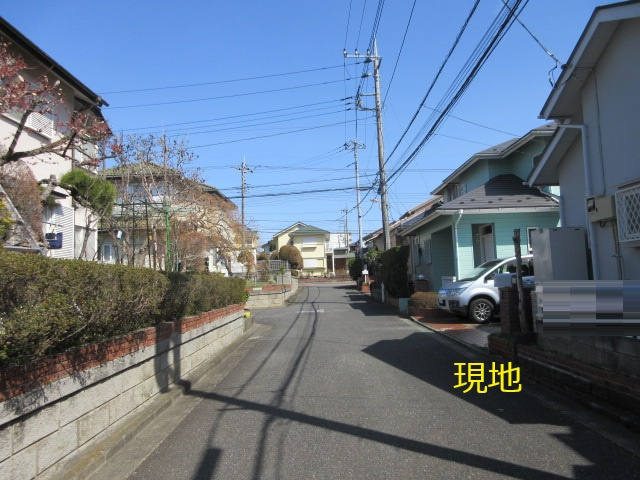 中古戸建　鳩山町松ヶ丘1-15-4（リフォーム住宅）の前面道路含む現地写真