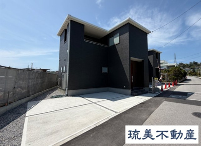 【外観】 | うるま市高江洲（全3棟）ラスト2号棟 | 2号棟　並列駐車2台完備♪