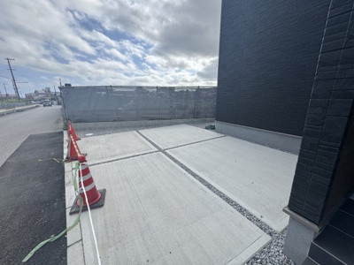 【駐車場】 | うるま市高江洲（全3棟）2号棟 | 2号棟　並列駐車2台完備♪