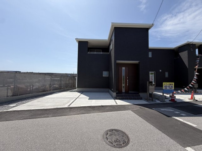 【外観】 | うるま市高江洲（全3棟）2号棟 | 2号棟　並列駐車2台完備♪