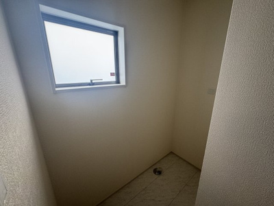 【ランドリースペース】 | うるま市高江洲（全3棟）2号棟 | 2号棟　洗濯機置き場♪