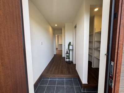 【玄関】 | うるま市高江洲（全3棟）2号棟 | 2号棟　十分な収納付き玄関♪SIC付き♪