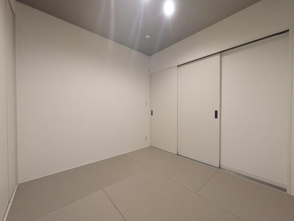 タマタウン横尾東町2　2号地の和室|落ち着いた雰囲気の和室です。収納スペースとして便利な引き戸付きです。シンプルなデザインでさまざまなインテリアに合わせやすい空間です。天井の照明も明るさを確保しています。壁や床の色味も統一感があります。