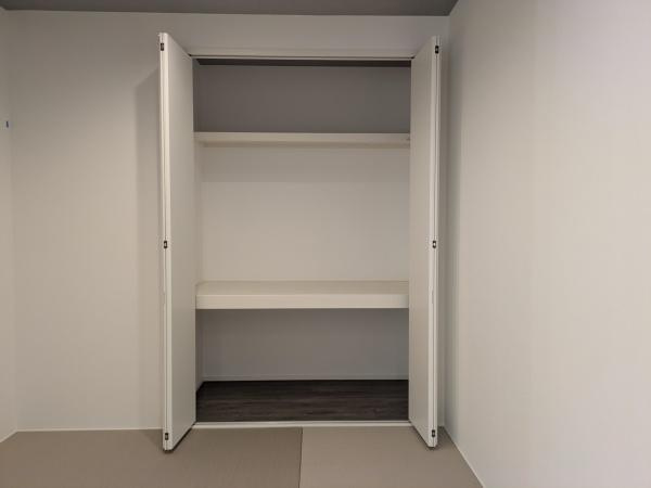 タマタウン横尾東町2　2号地の収納|シンプルなデザインで室内に自然に溶け込む収納です。中棚が設けられており整理もしやすくなっています。扉を閉めればすっきりと空間を保てるのも特徴です。収納スペースが使いやすい配置になっています。