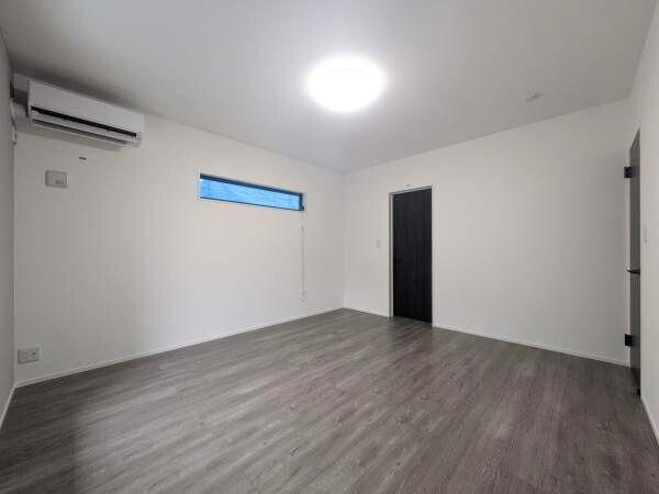 タマタウン横尾東町2　2号地の洋室|落ち着いた色合いのフローリングが魅力的な洋室です。シンプルな内装で家具配置の自由度が高い空間となっています。窓からの明かりも十分に確保されており快適に過ごせます。