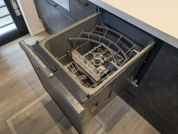 タマタウン横尾東町2　2号地のキッチン|ビルトインの食器洗い乾燥機が設置されています。キッチン全体がすっきりとした印象です。床やキャビネットのデザインもまとまりがあります。収納力のあるキッチンです。動線も考えられた配置となっています。