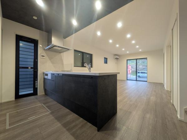 タマタウン横尾東町2　2号地のキッチン|対面式のキッチンが空間に開放感を演出しています。天井照明が明るく手元を照らし使いやすさが感じられます。広々としたスペースが確保されており作業効率も良さそうです。