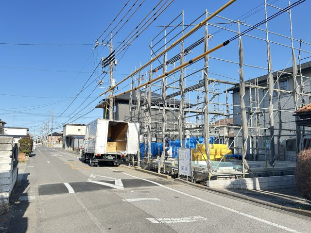 【LIGARE】宇都宮市日の出 第1期 全1棟の前面道路含む現地写真|〇1号棟〇
北西側前面道路はゆとりの6.3ｍ。車の出し入れもスムーズで、来客時も安心です♪
現地にて道路の配置、日当たり、周辺環境等、ご自身の目でご確認くださいませ！
※2026年3月撮影