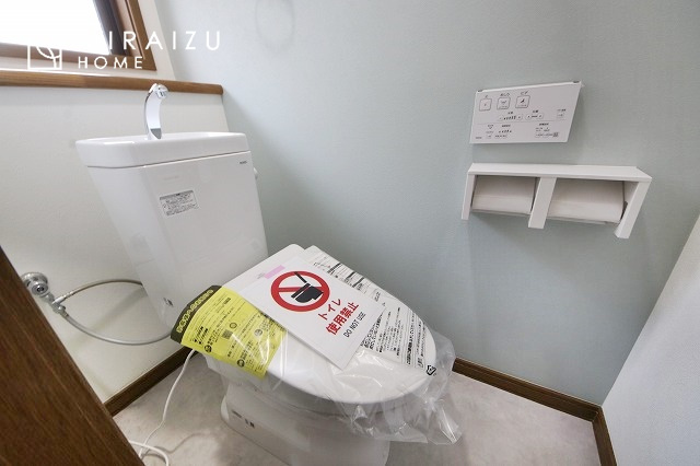 【トイレ】 | 空気の換気と光の明るさに配慮した清潔感のあるトイレ、ご自分の好きなアロマや芳香剤を置いて落ち着く空間を演出、一人になれる空間ですから、リラックスしたいですね。