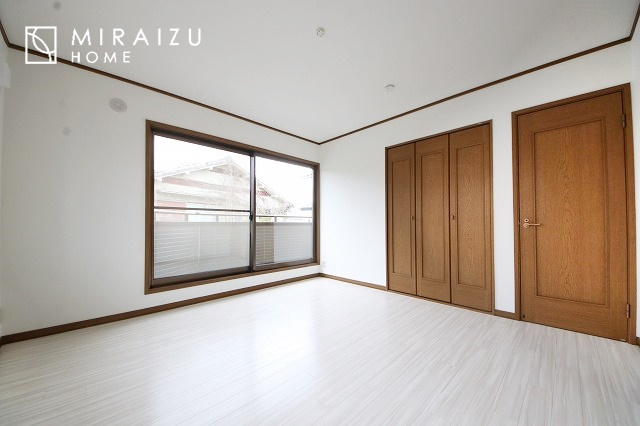 【洋室】 | 居心地の良さそうなリラックスできる空間。独立性のある建物ですので、ご自分の時間を大切にしたご家族様にぴったりです！
