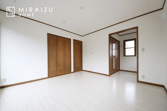 【寝室】 | 広さのある洋室は、ご夫婦様の寝室にぴったりですね。ご主人様の趣味のものや書斎などにも使用できるくらいの広さが嬉しいです。収納もばっちり完備してますのでお荷物が多いご家族様も安心してお暮しいただけます！