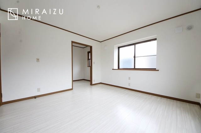 【子供部屋】 | お子様のお部屋にも主寝室にも使えますね。窓が二面についていますので採光もばっちり、空気の入れ替えもOK！自分のお部屋を持ちたいお子様の夢を叶えます！
