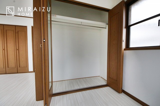 【収納】 | 収納力も自慢です。お洋服がお好きなお客様も多いですよね、衣替えをしなくてもお洋服をしまっておけそうなくらいの広さですね！
