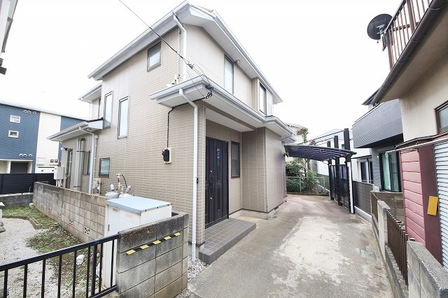 【外観】 | 青く澄み渡った綺麗な空と、陽の光をたっぷりと受ける、そんな住宅で新生活をスタートしてみませんか？見学・ご相談等、ミライズホーム(株)までお気軽にご連絡下さい。