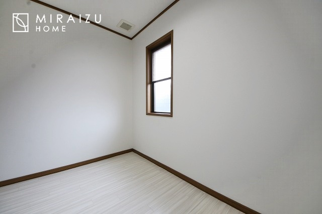 【寝室】 | 収納あり、自然な採光ありの洋室。家族みんなが気持ち良く目覚められる、過ごしやすい主寝室などにもお勧め。もちろん、ペットもご一緒に。