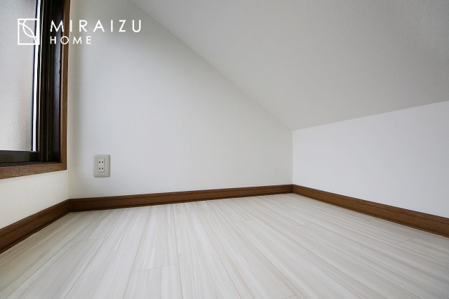 【子供部屋】 | 床のフローリングもオシャレな洋室が嬉しいです。独立性のある住宅ですので、各居室それぞれ、テイストの違うお部屋インテリア造りをしても面白いかもしれませんね！
