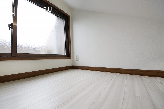 【収納】 | 収納あり、自然な採光ありの洋室。家族みんなが気持ち良く目覚められる、過ごしやすい主寝室などにもお勧め。もちろん、ペットもご一緒に。