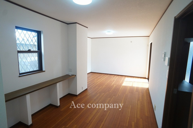 【居間・リビング】 | 東大阪市新家西町 | 【LDK：約15.1帖】全室クロス貼替え、全室床フロア張替え済みです☆