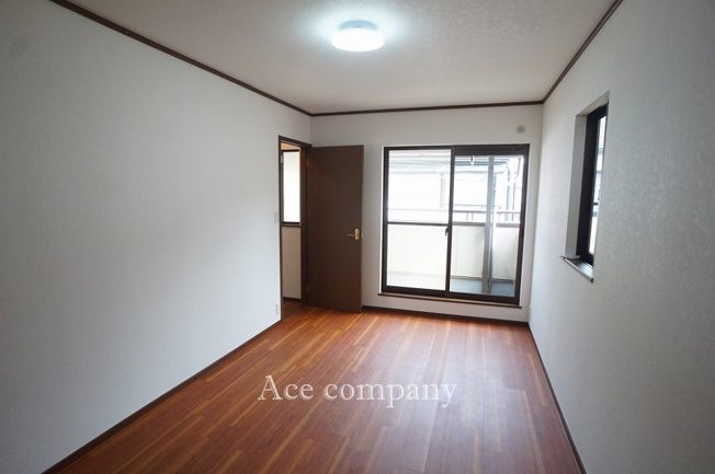 【寝室】 | 東大阪市新家西町 | 【2階：洋室7.5帖】バルコニーに面したお部屋です☆