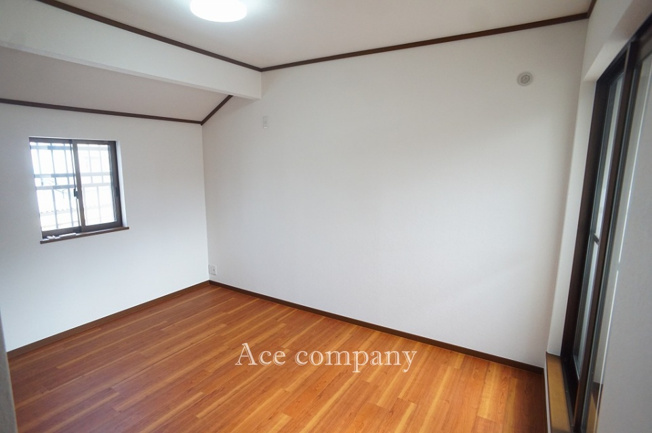 【子供部屋】 | 東大阪市新家西町 | 【2階：洋室6.5帖】バルコニーに面したお部屋です☆