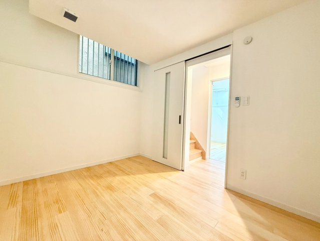 中野区本町4丁目　新築戸建の洋室|全居室収納付きですので、お部屋を有効的に使うことが出来ます！

現地ご見学希望・資料請求などお気軽にお問い合わせ下さい！
03-5990-5201