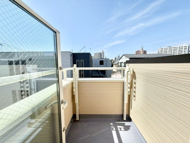 中野区本町4丁目　新築戸建のバルコニー|ルーフバルコニーからの景色は、朝や夜、四季によって変わるのも魅力の一つ。

現地ご見学希望・資料請求などお気軽にお問い合わせ下さい！
03-5990-5201