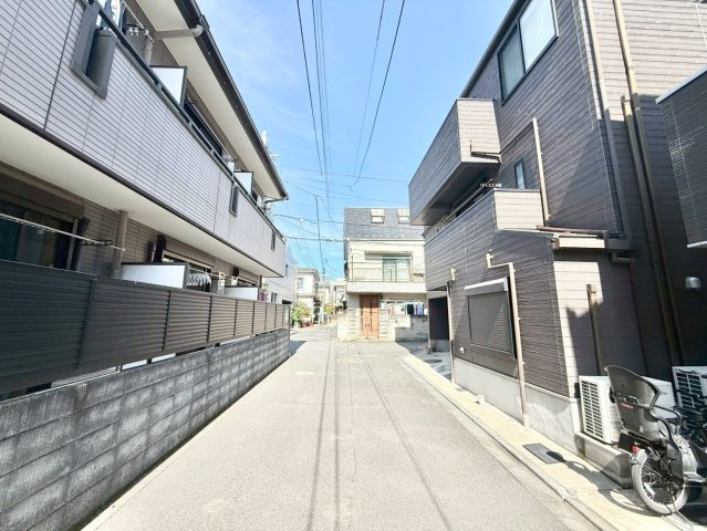 中野区本町4丁目　新築戸建の前面道路含む現地写真|子育てしやすい住環境！教育施設や商業施設も徒歩圏内に充実。

ご内見希望・資料請求などお気軽にお問い合わせ下さい！
03-5990-5201