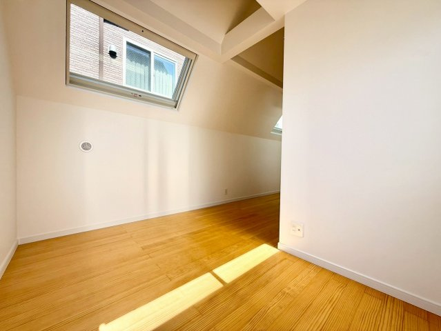 中野区本町4丁目　新築戸建の居間・リビング|つい見上げてしまう上質感、気品ある雰囲気が心地よいダイナミックな吹抜け！

現地ご見学希望・資料請求などお気軽にお問い合わせ下さい！
03-5990-5201