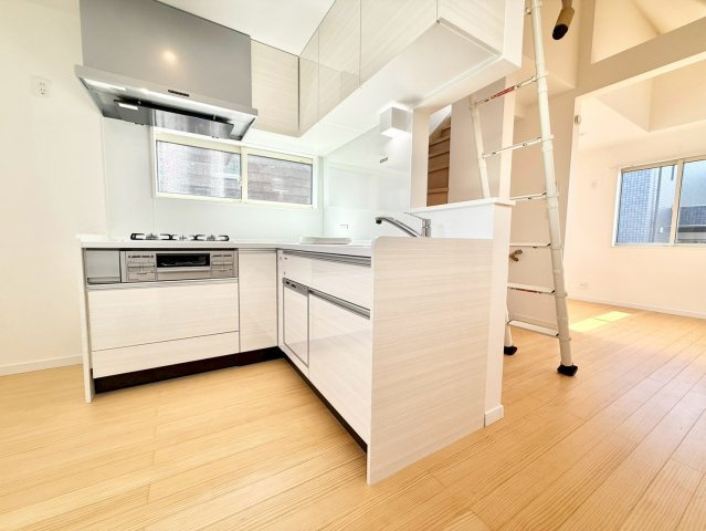 中野区本町4丁目　新築戸建のキッチン|使いやすいＬ字型のキッチン！移動距離が少ないのがポイント。

現地ご見学希望・資料請求などお気軽にお問い合わせ下さい！
03-5990-5201
