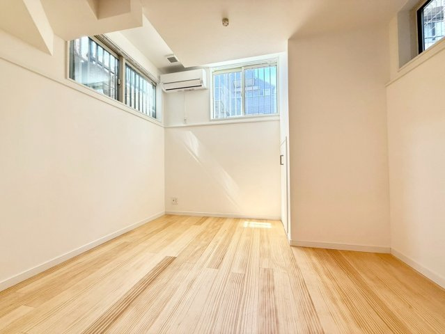 中野区本町4丁目　新築戸建の洋室|吹抜けから陽光を取り込むことで、開放感に満ちた空間に。

現地ご見学希望・資料請求などお気軽にお問い合わせ下さい！
03-5990-5201