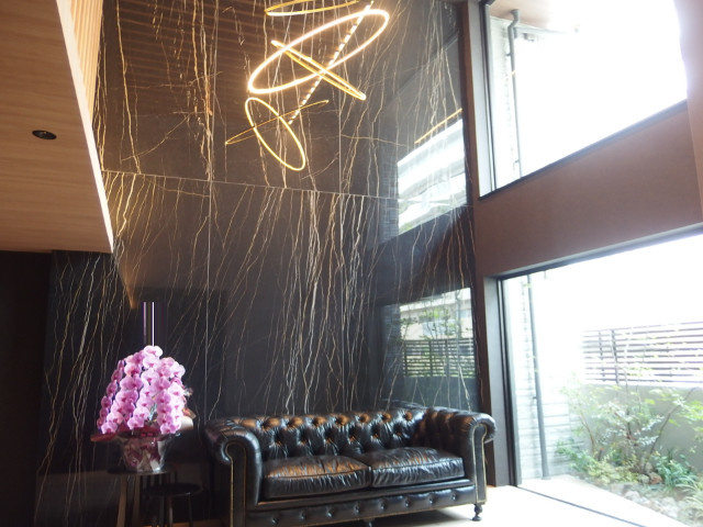 ケントスクエア八番館のエントランス