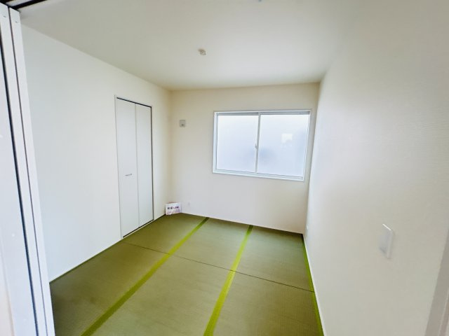 新築　伊勢崎市東小保方町第２　Livele Garden.S　5号棟の和室|現地写真　リビング隣の和室はお子様の遊び部屋としてもちょうどいいですね♪							
