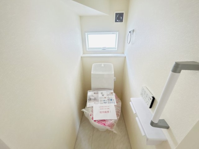 新築　伊勢崎市東小保方町第２　Livele Garden.S　5号棟のトイレ|現地写真　節水タイプのウォシュレット付きトイレ、水道料節約に一役買います！							
