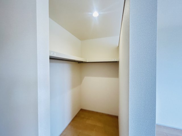 新築　伊勢崎市東小保方町第２　Livele Garden.S　5号棟の収納|現地写真　主寝室の大型のウォークインクローゼットは収納ラクラク、お部屋スッキリ♪							
						
						

