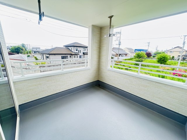 新築　伊勢崎市東小保方町第２　Livele Garden.S　5号棟のバルコニー|現地写真　インナーバルコニーで少しの雨なら濡れずにすみます。天気が怪しいけど…という悩みも解消ですね									
