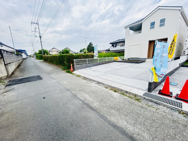 新築　伊勢崎市東小保方町第２　Livele Garden.S　5号棟の前面道路含む現地写真|現地写真　南側接道幅員約4.5ｍ